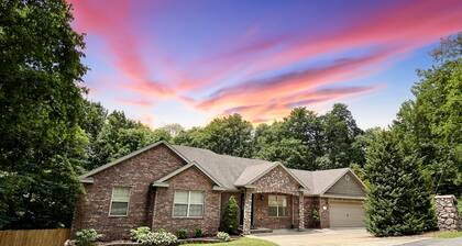 Spacious Retreat Near Back 40 • Family/Pet Friendly, Fenced Yard, Fire Pit, Deck