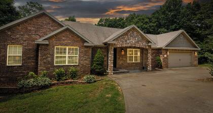 Private Escape near Back 40 & Blowing Spring Trails Fenced Yard Fire Pit Sleep 8