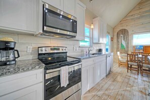 House (6 Bedrooms) | Interior