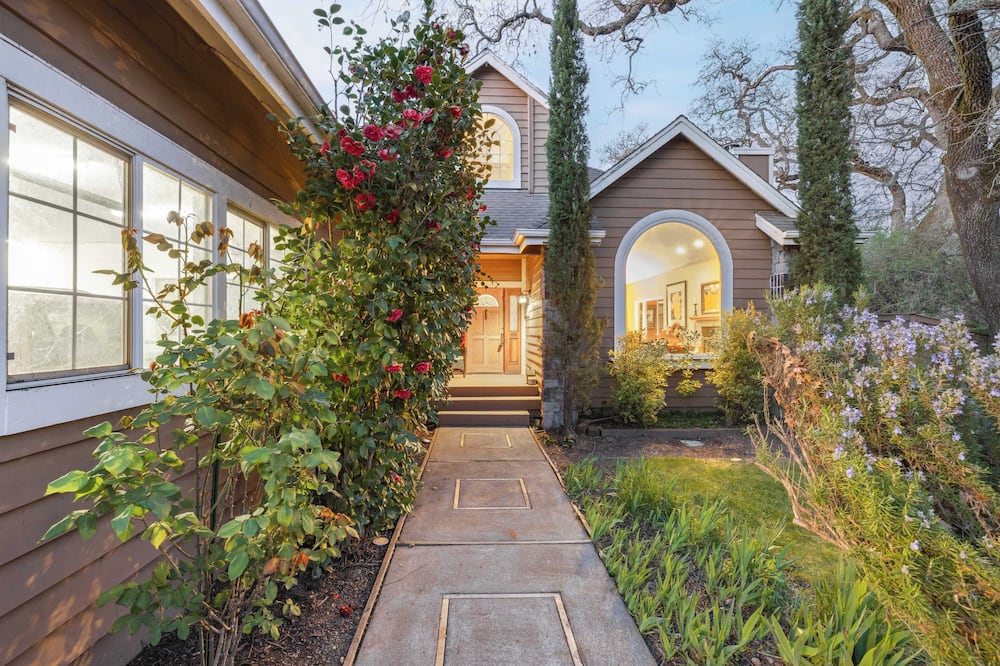 Valley of the Moon by Avantstay Tranquil Escape, Large Yard w/ Hot Tub & Fire Pit - Zinfandel, CA