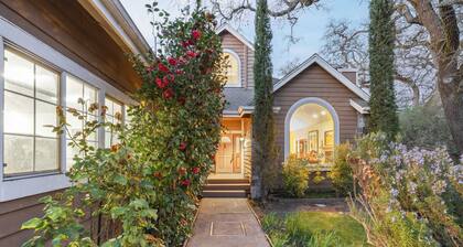 Valley of the Moon by Avantstay Tranquil Escape, Large Yard w/ Hot Tub & Fire Pit