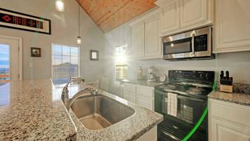 House (6 Bedrooms) | Interior