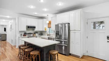 House (4 Bedrooms) | Dapur peribadi | Ketuhar gelombang mikro, ketuhar, dapur, mesin basuh pinggan mangkuk