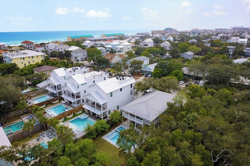 Dolphin Days by Avantstay Pool, 0.2mi to Beach!