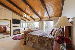 6 bedrooms, bed sheets - Starry Heights by Avantstay 6bdr, Stunning Views (Lake Arrowhead)