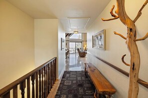 House (6 Bedrooms) | Interior