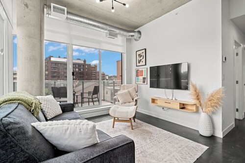 Designer Cosmopolitan Loft in Downtown Calgary