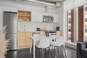 Microwave, oven, stovetop, dishwasher - Cosmopolitan Calgary, Modern Loft (Calgary)