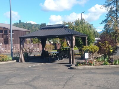 OAKRIDGE INN & SUITES