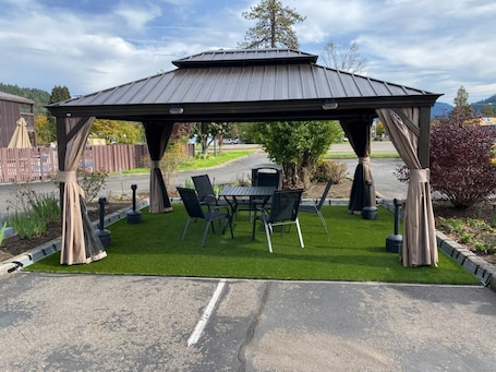 Outdoor dining. OAKRIDGE INN & SUITES