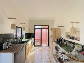 Kylskåp, mikrovågsugn, ugn och spishäll