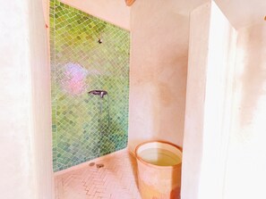 Hair dryer, towels, soap, shampoo - Riad B&b, à 10mn D'essaouira, Climatisé, Proximité Golf, Aéroport Médina (Commune Rurale Agerd)