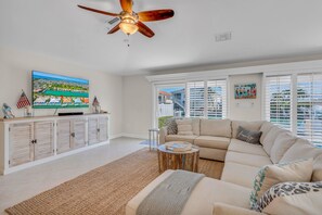 TV - Paradise Cove! 50ft Dock Pool BBQ (Key Colony Beach)