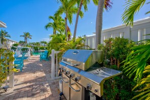 Outdoor dining - Paradise Cove! 50ft Dock Pool BBQ (Key Colony Beach)