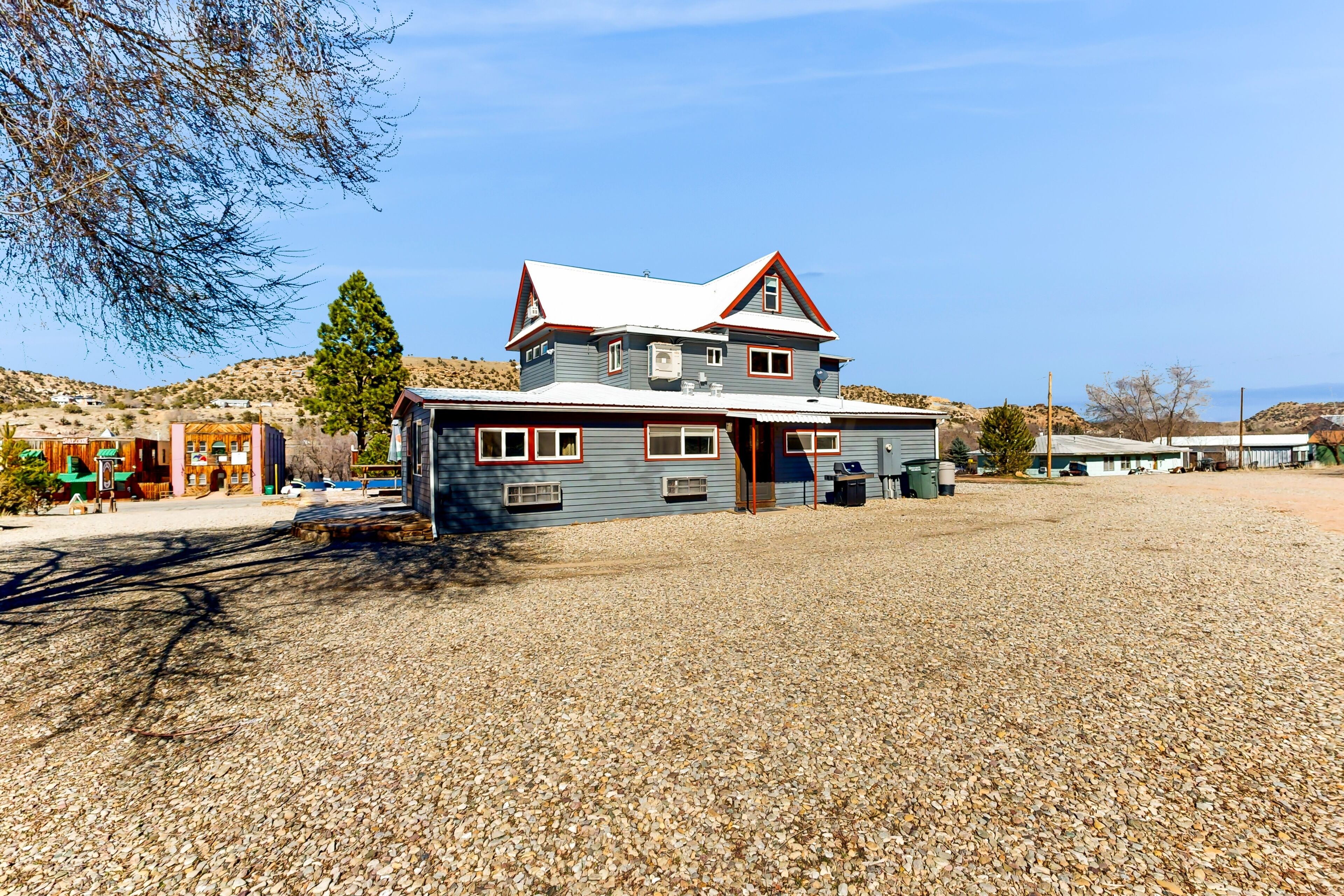 Ground-floor aparthotel with deck, kitchen, volleyball, mtn views