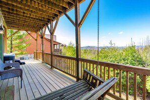 Terrace/patio - Mountain Getaway near Boone, Hot Tub, and Gorgeous Views! (Fleetwood)