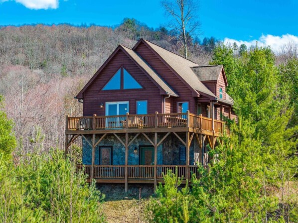 Exterior - Mountain Getaway near Boone, Hot Tub, and Gorgeous Views! (Fleetwood)