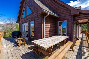 Outdoor dining - Mountain Getaway near Boone, Hot Tub, and Gorgeous Views! (Fleetwood)