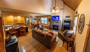 TV, fireplace - Relaxing, quiet cabin with jacuzzi, arcade and golf (Reeds Spring)