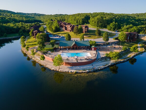 Exterior - Relaxing, quiet cabin with jacuzzi, arcade and golf (Reeds Spring)