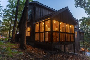 Exterior - Relaxing, quiet cabin with jacuzzi, arcade and golf (Reeds Spring)