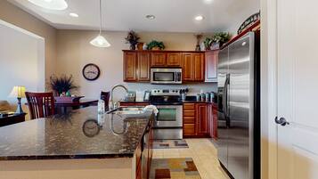 Jääkaappi, mikroaaltouuni, uuni, liesi