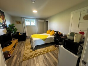 1 bedroom, in-room safe, desk, iron/ironing board - Stay With Precious (Beechville)