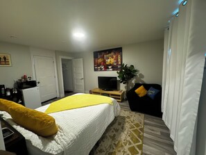 1 bedroom, in-room safe, desk, iron/ironing board - Stay With Precious (Beechville)