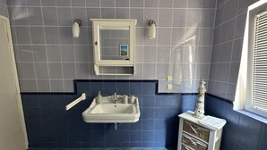 A bathroom with a sink, mirror, and window. - Apartment 3, Apartment mit Meerblick (Vodice)