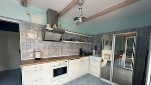 A modern kitchen with white cabinets, a built-in oven, and a tiled backsplash. - Apartment 3, Apartment mit Meerblick (Vodice)