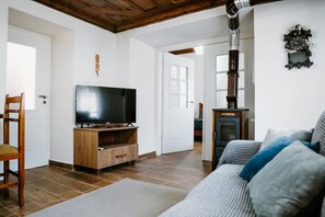 TV, fireplace - City Grove: Blooms and Beds (Gjirokastër)