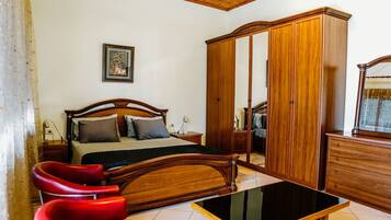 2 quartos, ferros/tábuas de passar roupa, Wi-Fi, roupa de cama