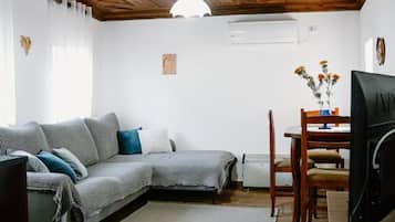 Televisión y chimenea