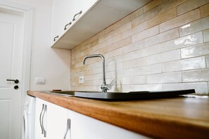 Réfrigérateur, four, plaque de cuisson, cafetière/bouilloire