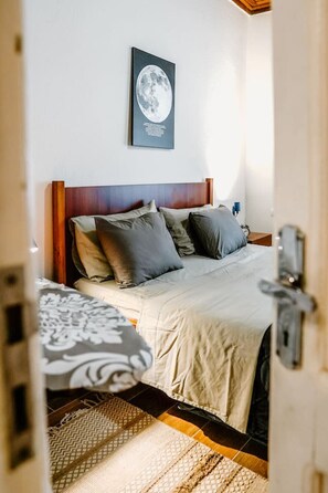 2 bedrooms, iron/ironing board, WiFi, bed sheets - City Grove: Blooms and Beds (Gjirokastër)