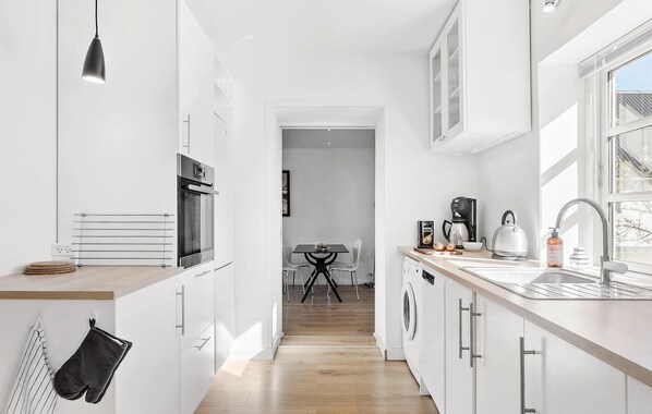 Fridge, dishwasher, coffee/tea maker