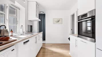 Fridge, dishwasher, coffee/tea maker