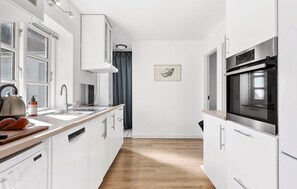 Fridge, dishwasher, coffee/tea maker