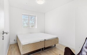 2 chambres, fer et planche à repasser, lit de bébé portatif