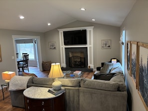 Smart TV, fireplace - Whole 3 Br 3Ba  haven nestled in the heart of the Blue Ridge Mountains.  (Horse Shoe)