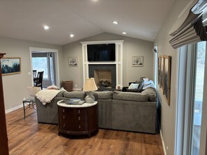 Smart TV, fireplace - Whole 3 Br 3Ba  haven nestled in the heart of the Blue Ridge Mountains.  (Horse Shoe)