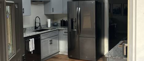 Micro-ondes, four, plaque de cuisson, lave-vaisselle