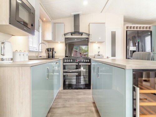 Lovely lodge set on a beautiful site with woodlands and fishing lakes.