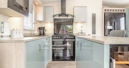 Lovely lodge set on a beautiful site with woodlands and fishing lakes.