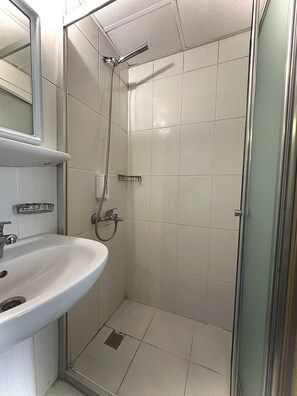 Chambre classique | Salle de bain | Séchoir à cheveux, pantoufles