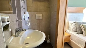 Habitación doble estándar | Baño | Regadera, regadera tipo lluvia, secadora de cabello, pantuflas