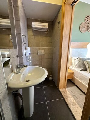 Standard Double Room | Bathroom | Shower, rainfall showerhead, hair dryer, slippers - Andoya Pension (Bodrum)
