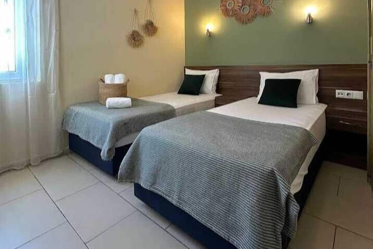 Habitación económica con 2 camas individuales, vistas al patio, planta baja | Wifi gratis y ropa de cama