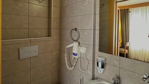 Shower, rainfall showerhead, hair dryer, slippers - Andoya Pension (Bodrum)