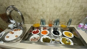 بوفيه فطور مجانًا يوميًا